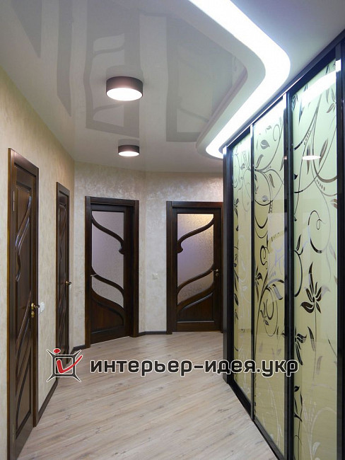 Фото ремонту просторого коридору