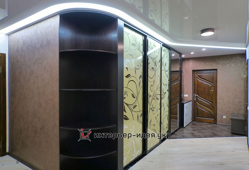 Фото ремонту просторого коридору