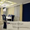 Фото реалізації дизайну класичної вітальні кольору індиго