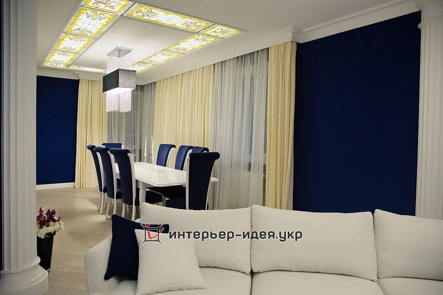 Фото реалізації дизайну класичної вітальні кольору індиго